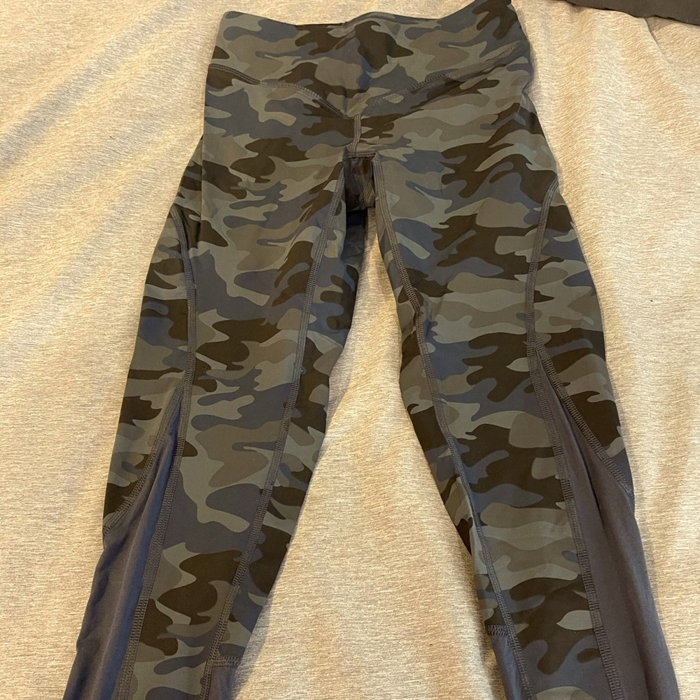 Crane & Lion crop leggings in blue camo. Size 0. N
